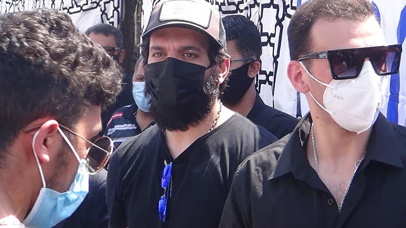 بالفيديو.. زوج دنيا سمير غانم يلقي بهاتف شخص صّور قبر دلال عبدالعزيز