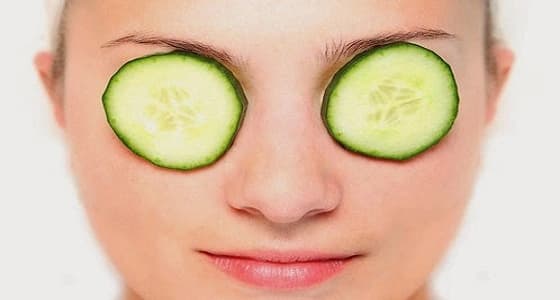 الخيار وشرب السوائل أفضل علاج لانتفاخ العين