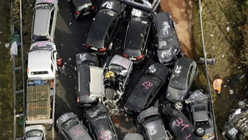 إصابة 52 شخصًا إثر تصادم حافلة بشاحنة بضائع