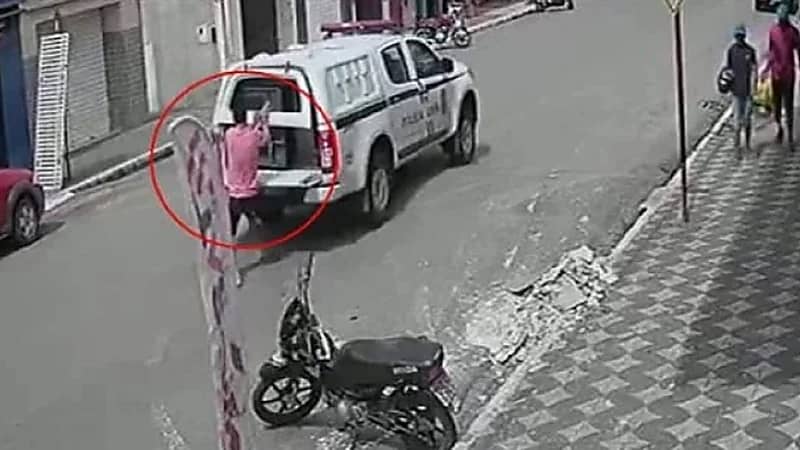 شاهد.. هروب سجين من سيارة شرطة أثناء سيرها