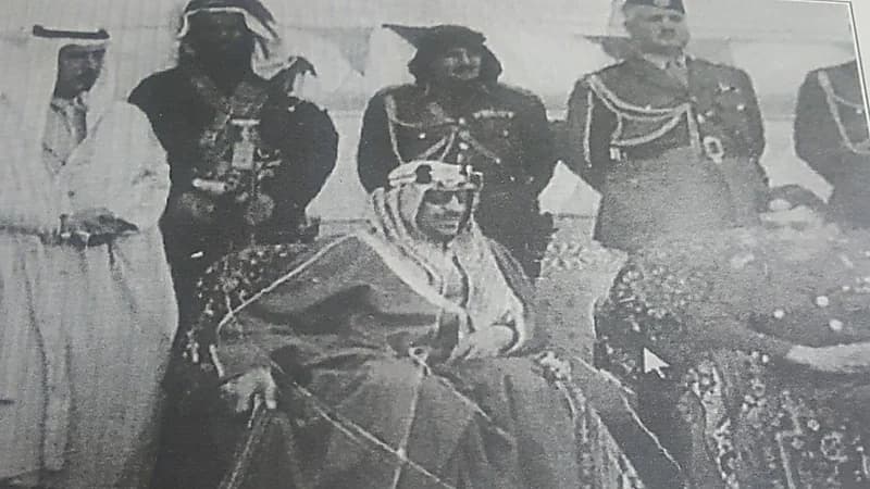 فيديو نادر يظهر الملك سعود يرافقه الملك حسين في حفل «التابلاين» بعرعر