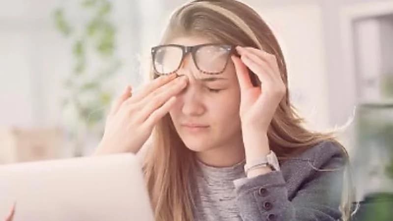 أضرار قلة النوم على قرنية العين