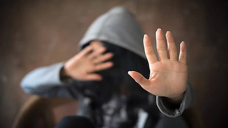 جريمة انتحال صفة الغير عبر التطبيقات الرسمية