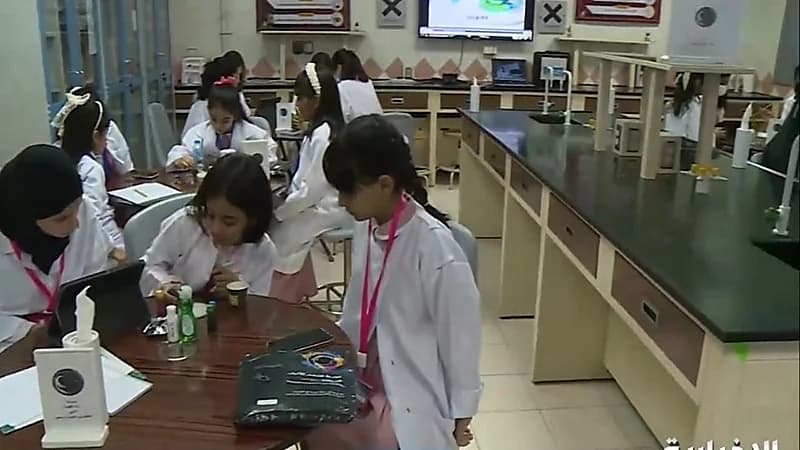 9 آلاف طالب يشاركون بأول تجربة علمية للتعرف على محطة الفضاء.. فيديو