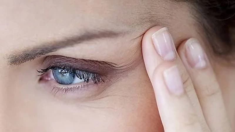 طرق القضاء على تجاعيد الجفون