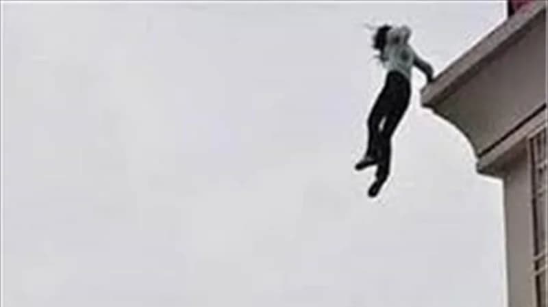 امرأة تلقي بنفسها من الطابق السادس بعد ضبطها في وضع مخل