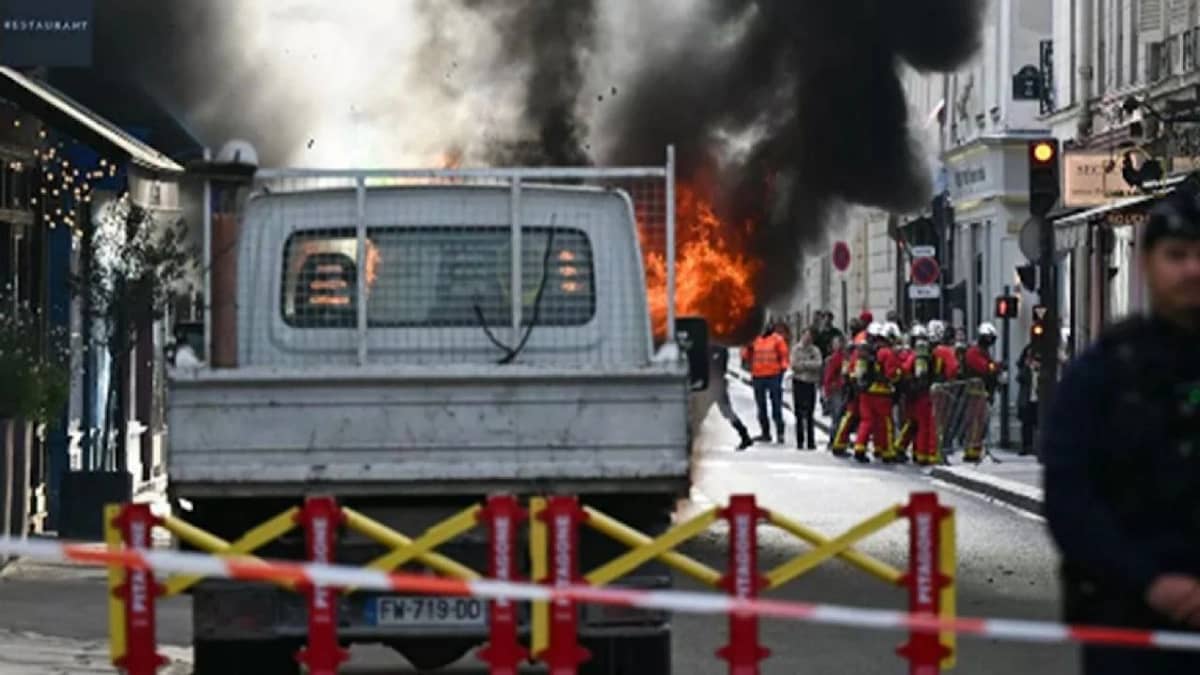 انفجارات واحتراق شاحنة قرب مكتب رئيس الوزراء الفرنسي.. فيديو وصور