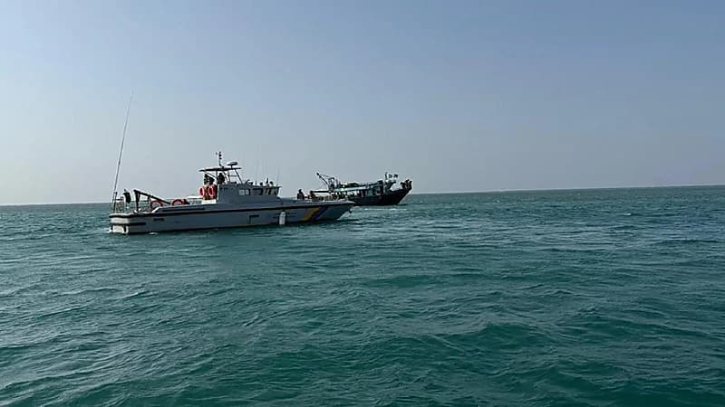 إنقاذ 5 مقيمين بعد جنوح واسطتهم البحرية في عرض البحر