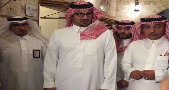 نائب أمير المدينة يزور سوق الليل ينبع ويلتقي بالأسر المنتجة