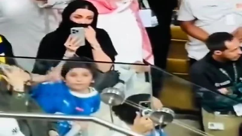 ظهور الفنانة المعتزلة منى أمرشا على المنصة أثناء تتويج الهلال .. فيديو