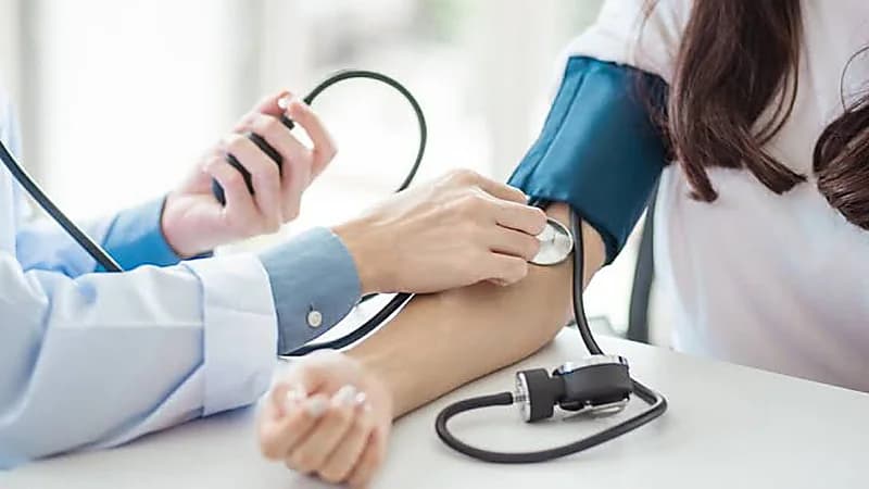 العتيبي يوضح الطريقة المثلى لاستخدام أجهزة ضغط فحص الدم المنزلية.. فيديو