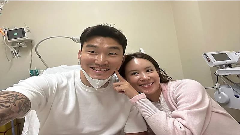 أول ظهور لمدافع الهلال مع زوجته بعد مرضه .. صور