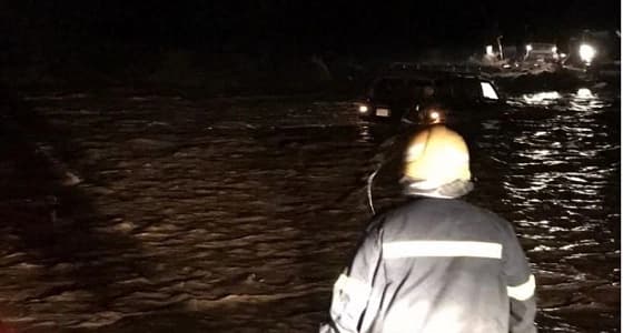 مدني رجال ألمع ينقذ 3 مواطنين احتجزوا في مياه السيول بوادي ريم