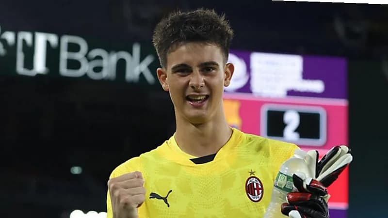 ميلان يقطع الطريق على الهلال ويرفض التخلي عن حارسه