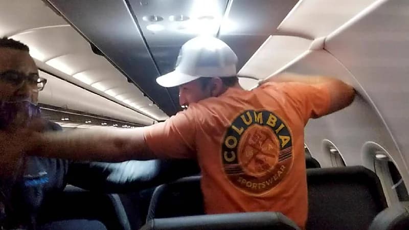 بالفيديو.. راكب يتحرش بمضيفتين على الطائرة