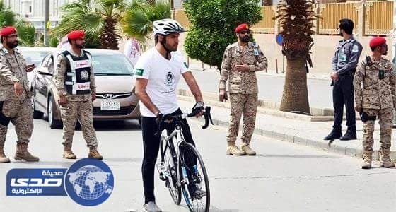 بالصور..رحالة سعودي يتوجه للحد الجنوبي قاطعا 1300 كلم بدراجته الهوائية وفاء لمصابي القوات المسلحة