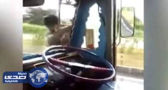 بالفيديو.. مغامر ترك شاحنته تسير وحدها يثير الغضب