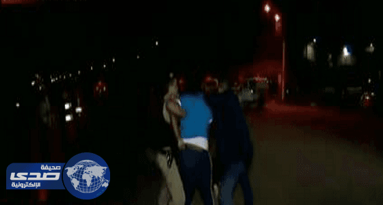 بالفيديو...سيدة تضرب مذيعة على الهواء مباشرة أمام أحد السجون