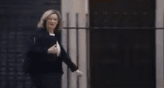 بالفيديو..موقف محرج لوزيرة بريطانية بسبب «الكعب العالي»