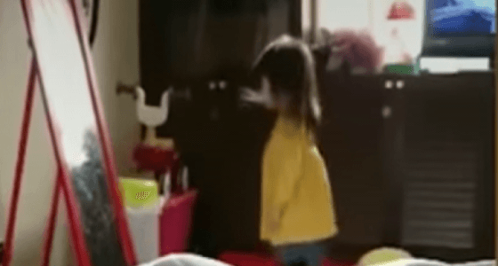 فيديو طريف ..عطسة قوية تسقط طفلة أرضا